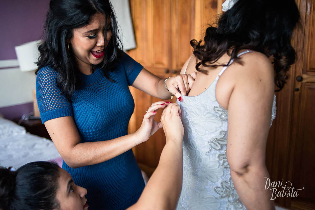 filha abotoando o vestido da mãe noiva na pousada enseada do jatoba em paraty