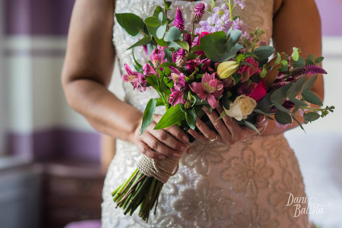 detalhe do bouquet de noiva descontruído em tons de rosa para mini-wedding em paraty