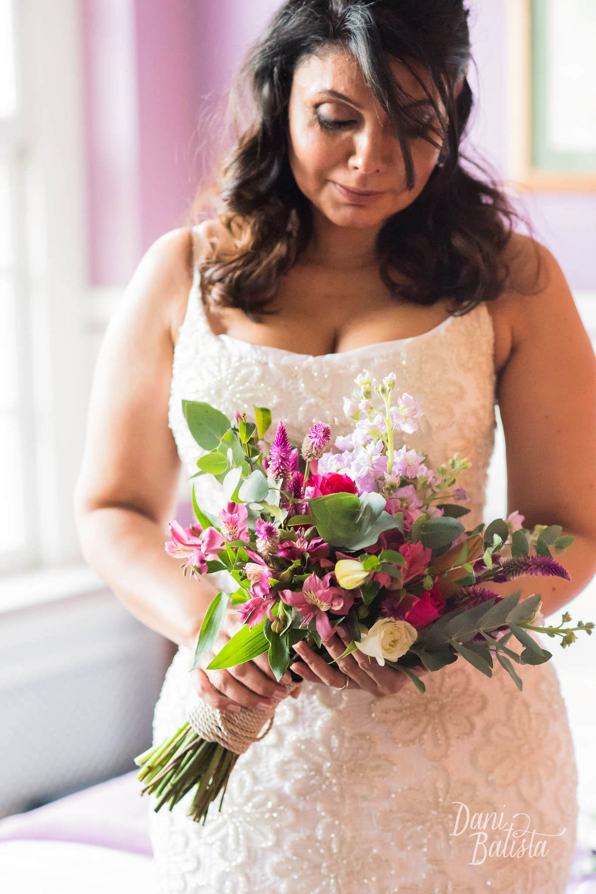 retrato da noiva com bouquet descontruído em tons de rosa para mini-wedding em paraty