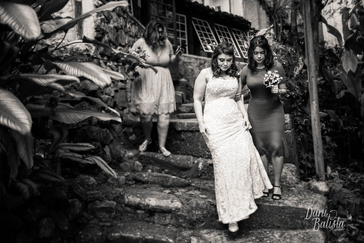 noiva indo encontrar o noivo no mini-wedding diurno na praia em paraty