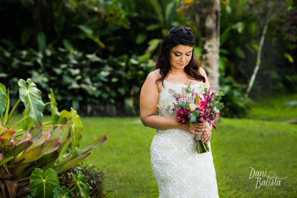 retrato da noiva com bouquet descontruído em tons de rosa para mini-wedding na enseada do jatoba em paraty