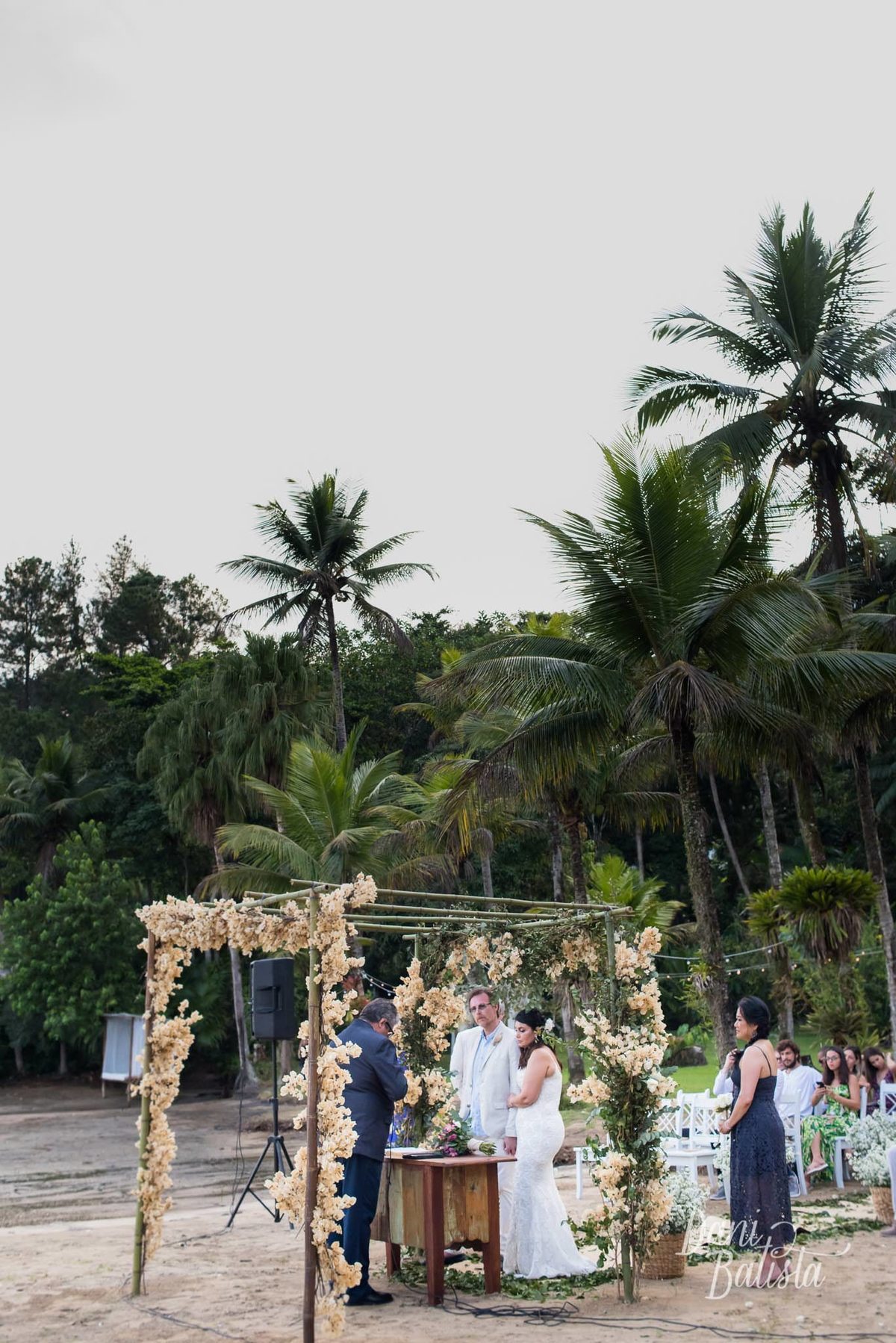 cerimonia diurna de casamento na praia na pousada enseada do jatoba em paraty