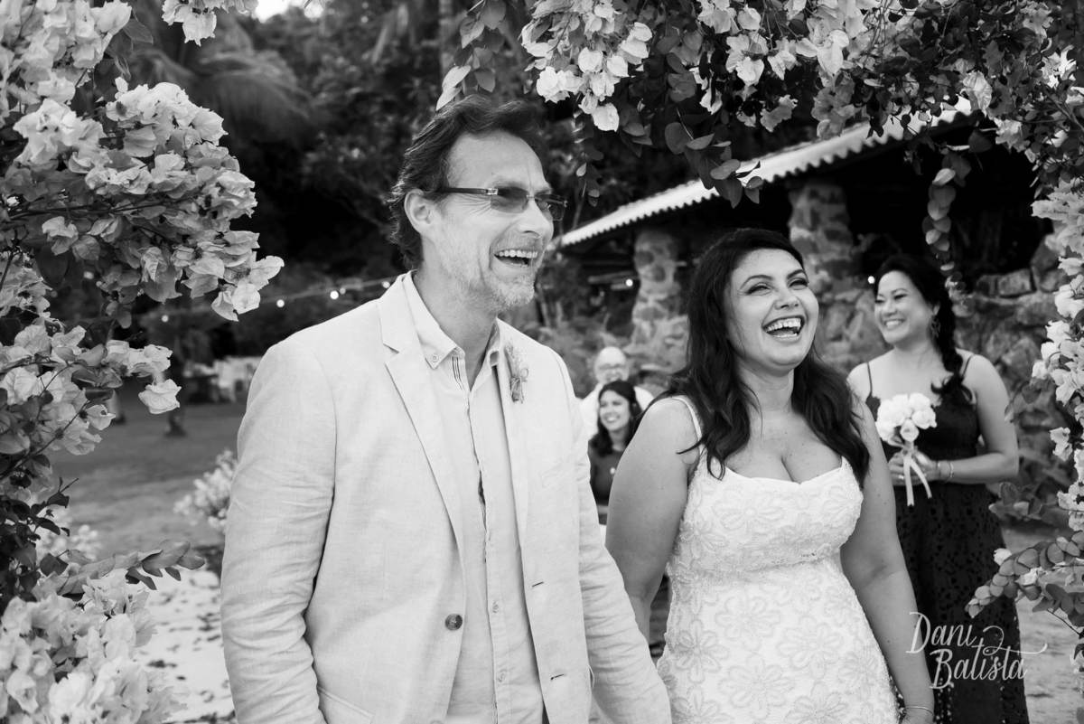 noivos rindo durante a cerimonia de casamento na praia na pousada enseada do jatoba em paraty