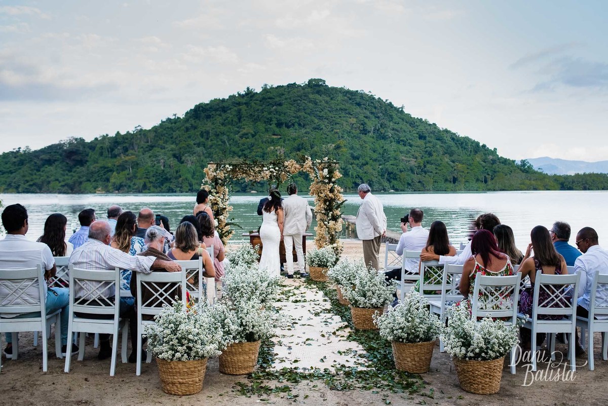 cerimonia de casamento ao ar livre na praia na pousada enseada do jatoba em paraty