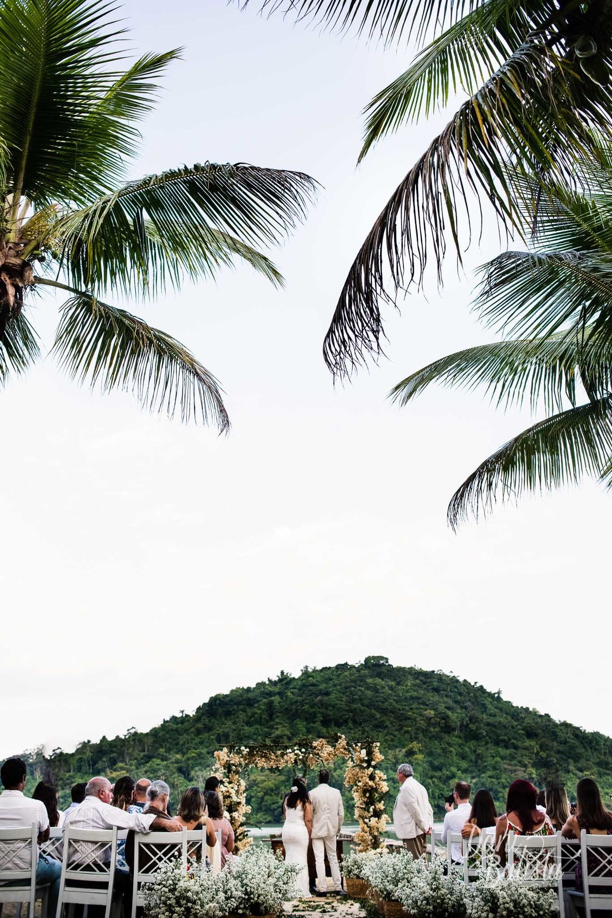vista da cerimonia ao ar livre em frente a praia na pousada enseada do jatoba em paraty