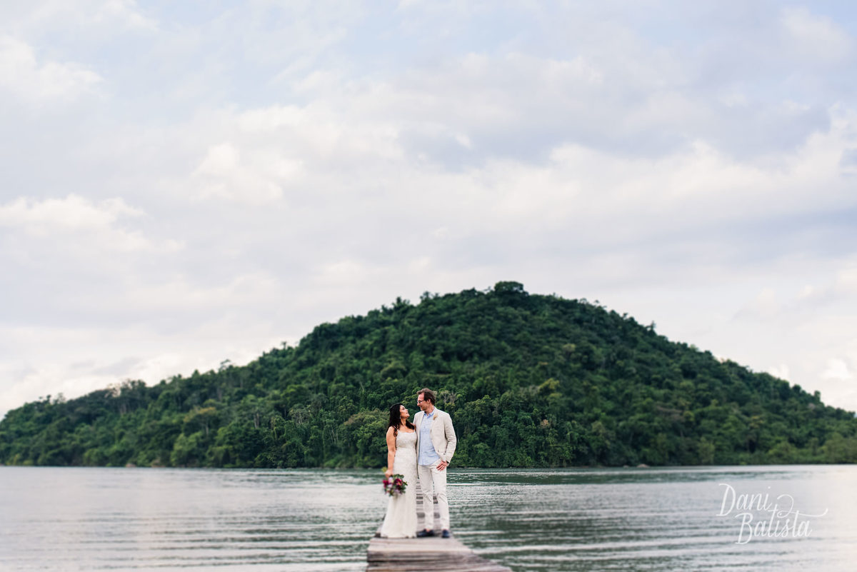 noivos no deck da praia no casamento diurno na pousada enseada do jatoba em paraty