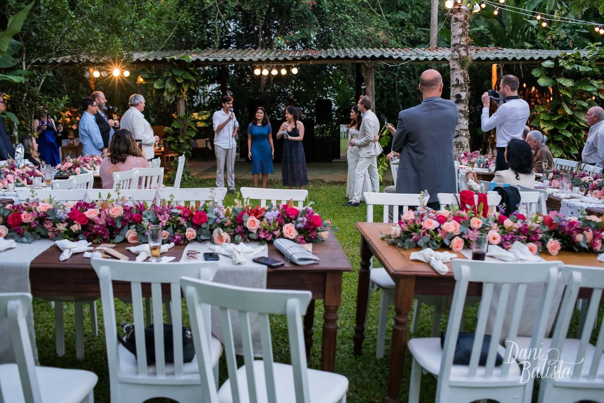 hora do brinde no mini-wedding na pousada enseada do jatoba em paraty