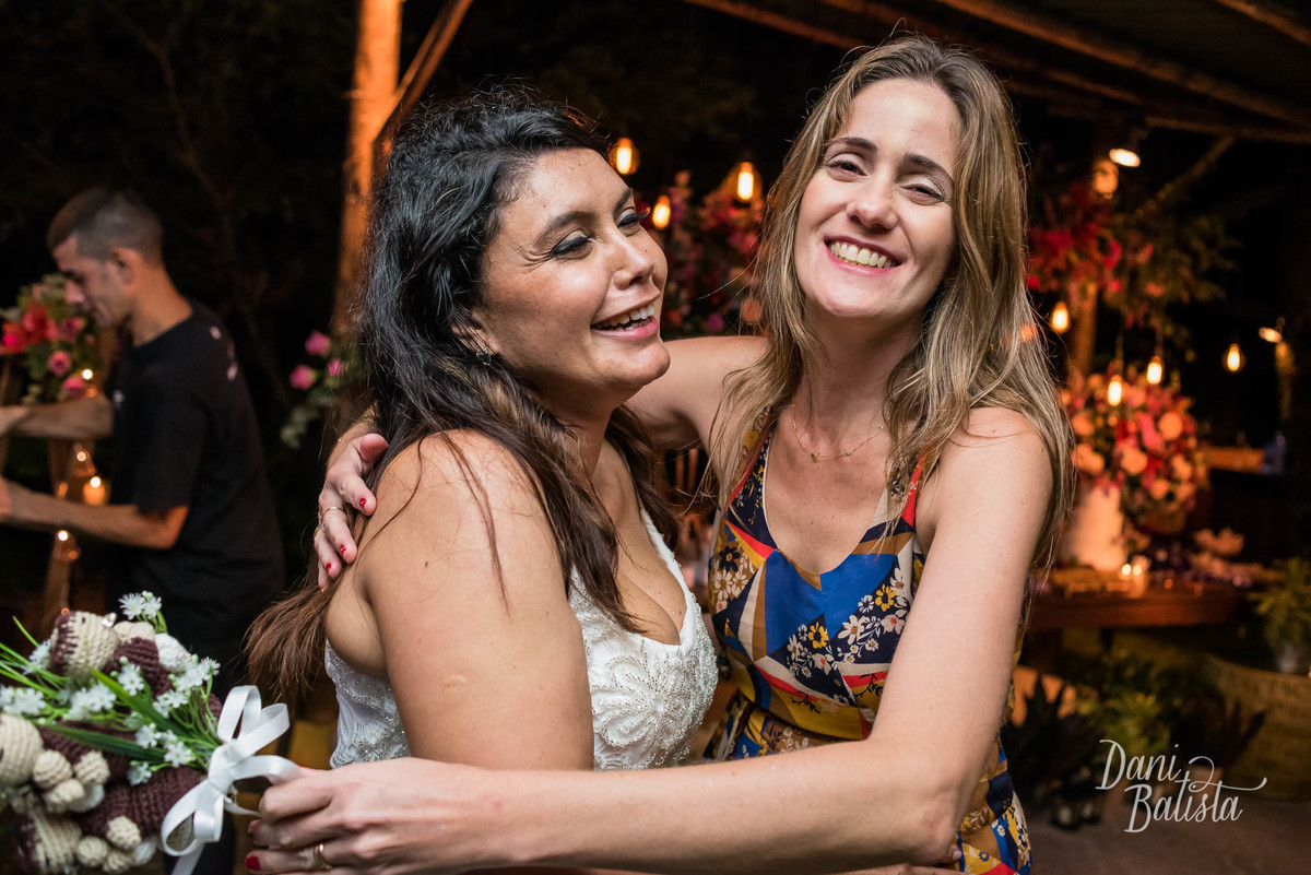 noiva abraçando a convidada que pegou o bouquet no mini-wedding em paraty