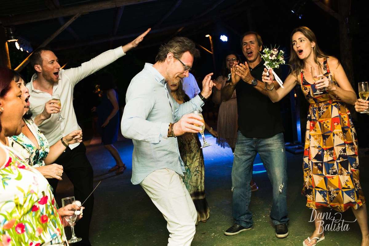 noivo dançando na pista de dançando com os convidados no mini-wedding em paraty