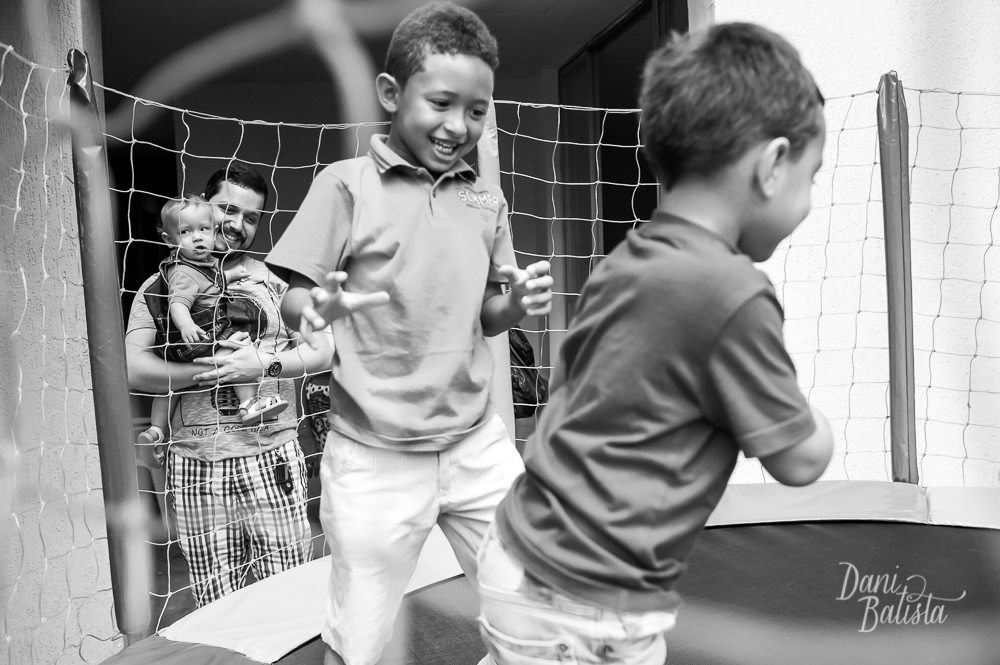 crianças no pula pula no aniversario infantil pic nic da turma da monica