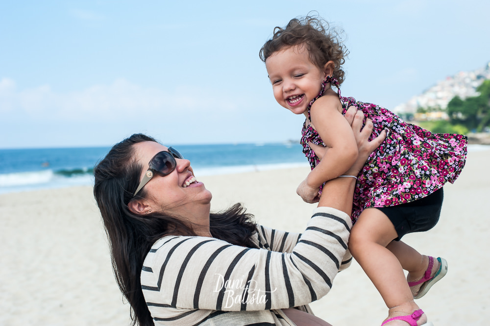 mãe e filha sorrindo durante ensaio fotografico de gestante na praia leblon