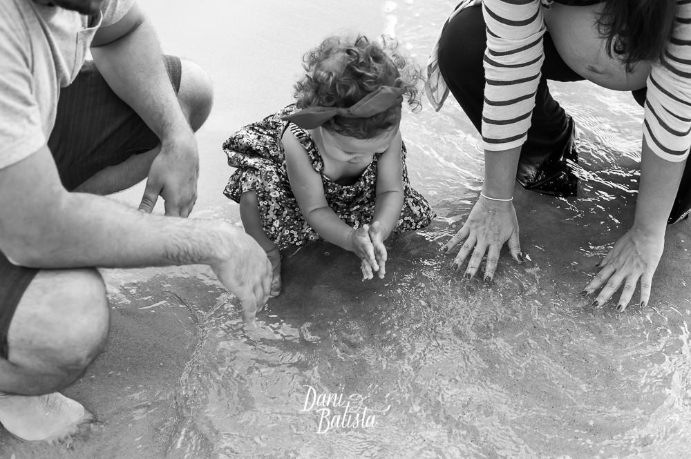 familia brincando na água da praia durante ensaio fotografico no leblon