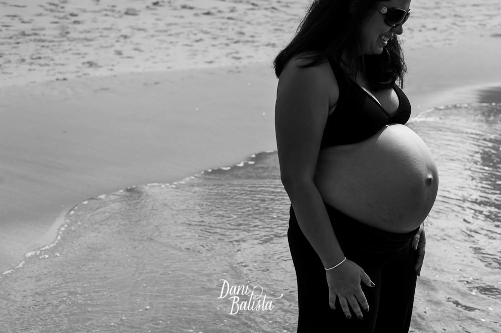 detalhe da barriga durante ensaio fotografico de gestante na praia leblon