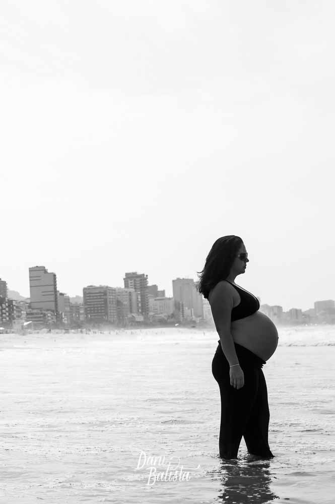 silhueta da gestante no ensaio fotografico de gestante na praia do leblon