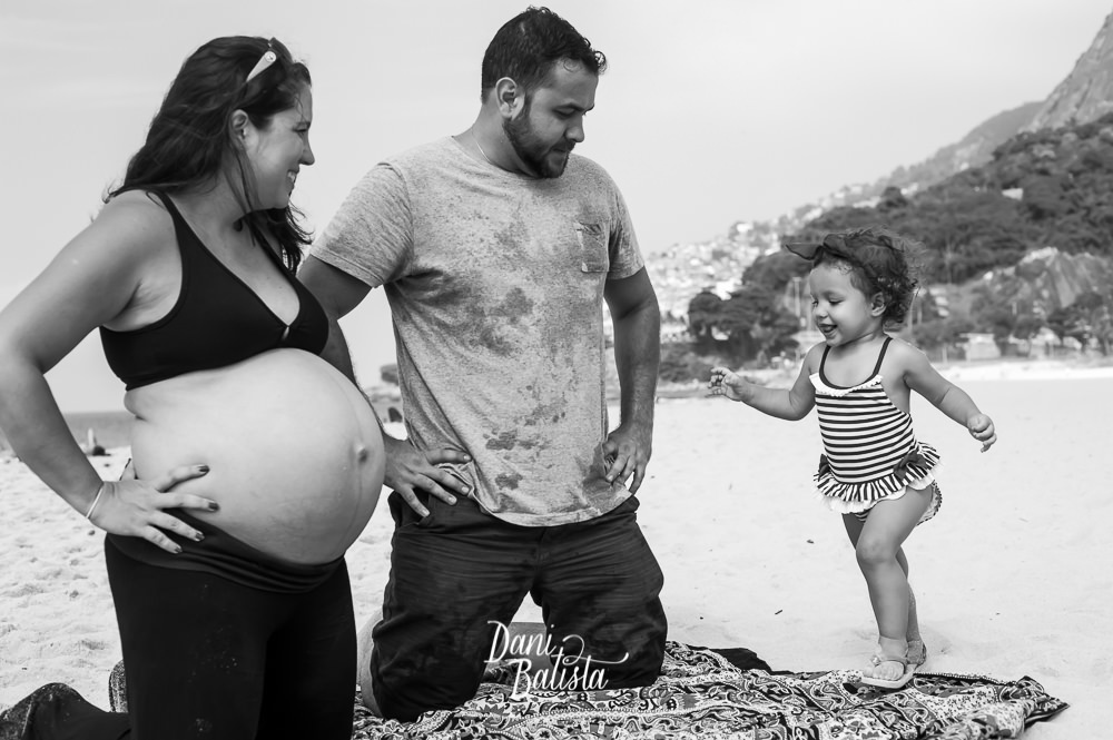 gestante com a filha e papai durante ensaio de fotos na praia do leblon