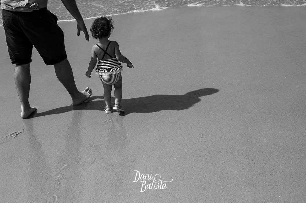 silhueta do pai e filha na areia da praia durante ensaio fotografico de gestante na praia leblon