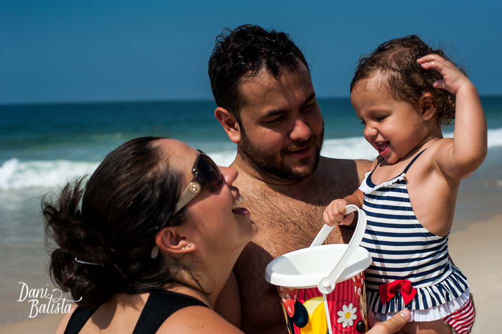 pais e filha do ensaio fotografico de gestante na praia leblon