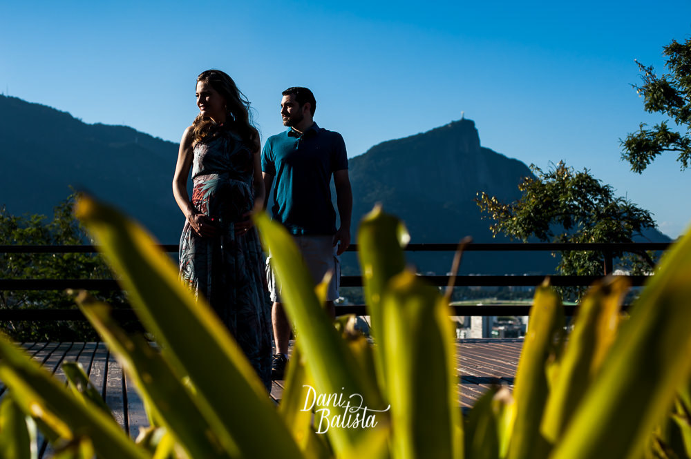 silhueta de gestante durante ensaio no parque do leblon