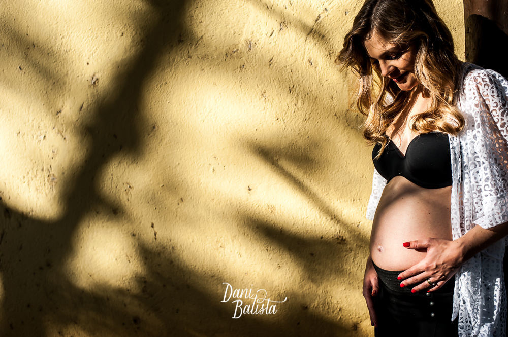 gestante com barriga de 8 meses durante ensaio no parque do leblon rio de janeiro