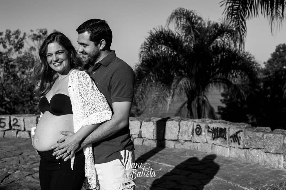 casal de papais gestante linda durante ensaio no parque do leblon