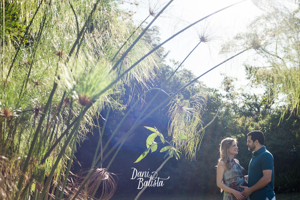 casal abraçado no ensaio fotográfico de gestante no parque do leblon