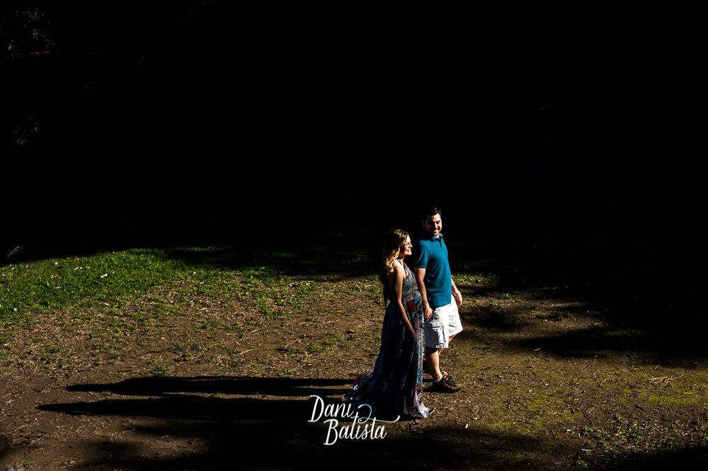 casal caminhando durante ensaio fotográfico de gestante no parque do leblon