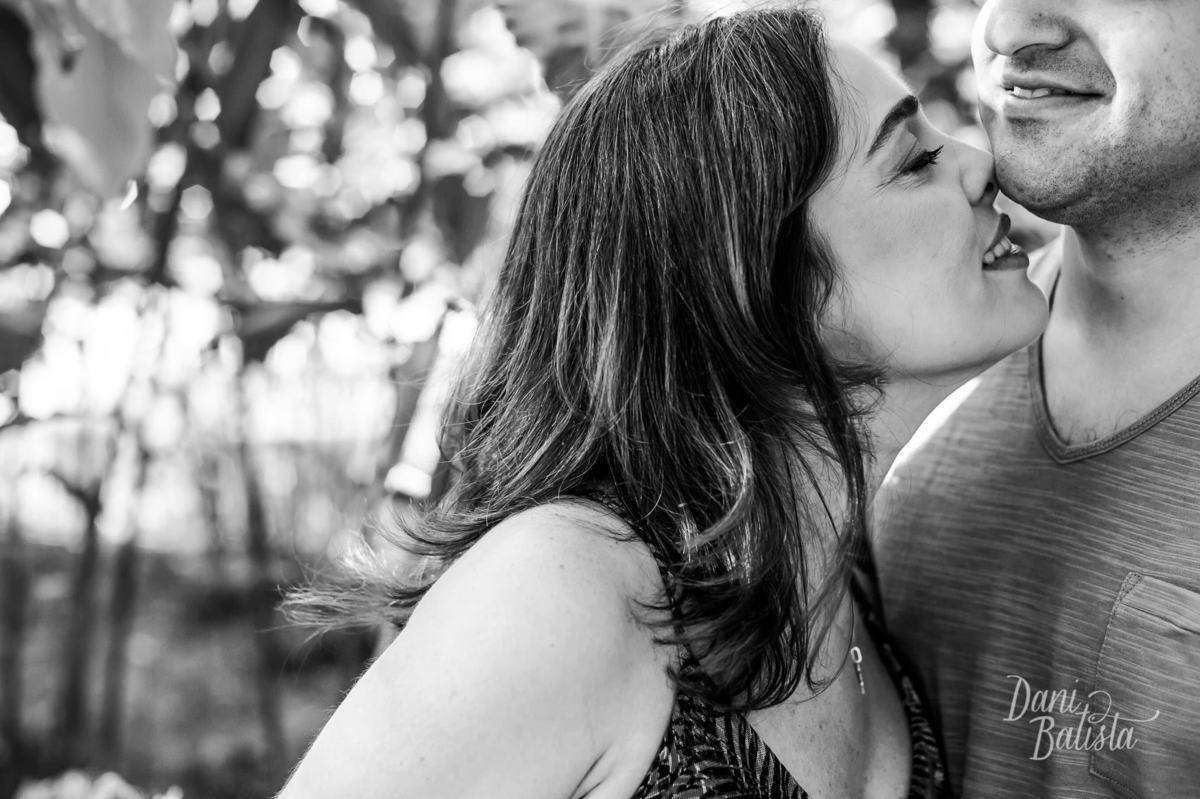 casal apaixonado durante ensaio fotográfico de gestante no rio de janeiro