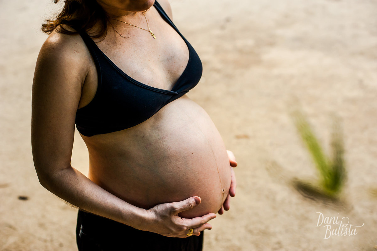 detalhe da barriga da gestante em ensaio fotográfico no aterro do flamengo