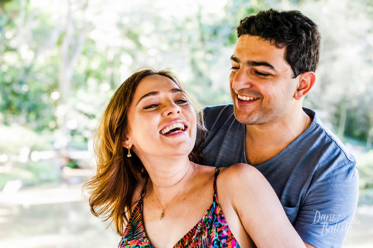 casal rindo durante ensaio de gestante