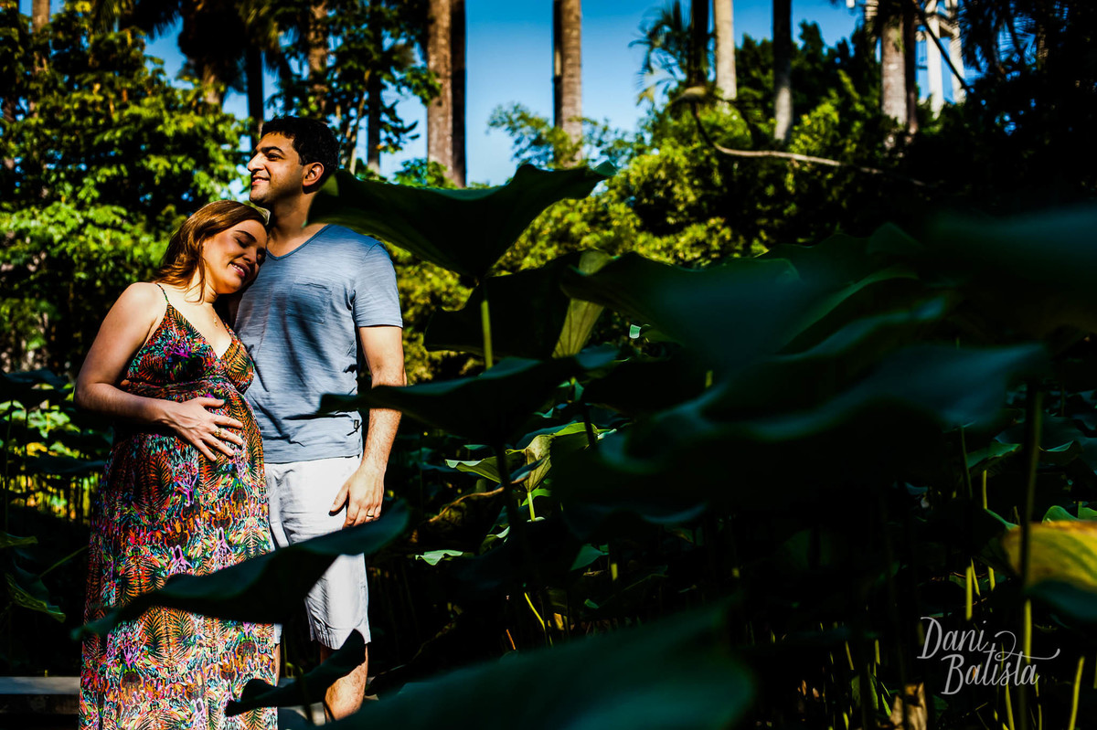 casal durante ensaio fotográfico de gestante jardim botânico rio de janeiro