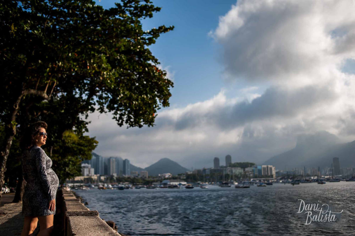 gestante no pôr-do-sol durante ensaio fotografico na urca rj