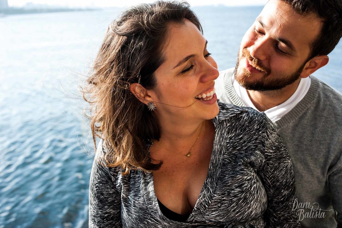 casal rindo no ensaio fotografico de gestante na urca rj