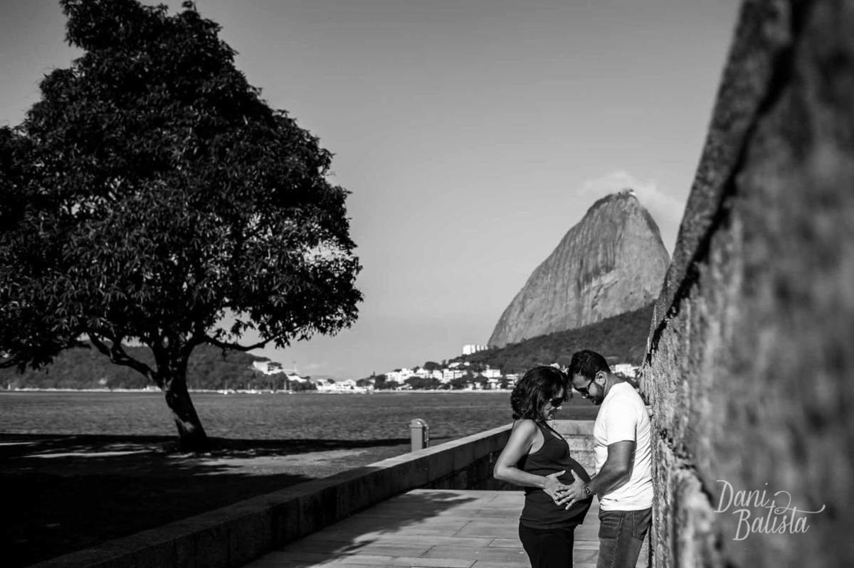 casal grávidos com o pão de açúcar ao fundo em ensaio fotografico de gestante