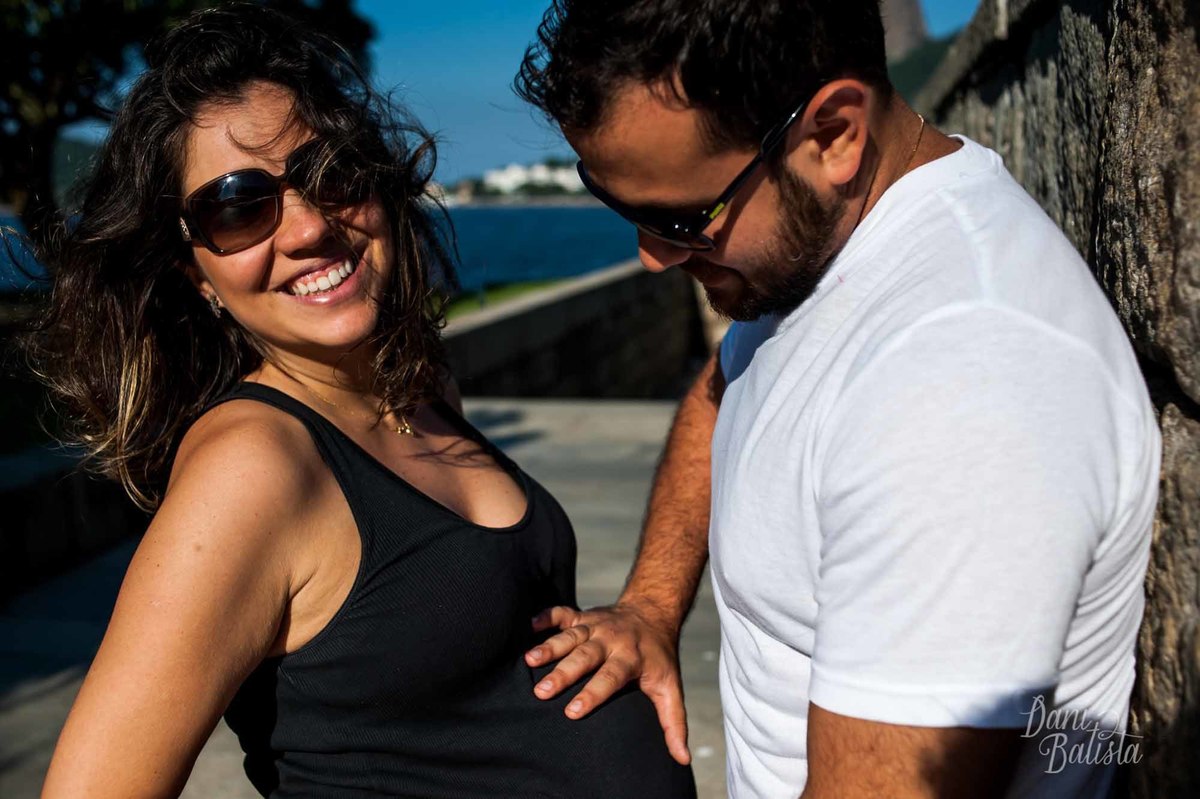 gestante de óculos escuros em ensaio fotografico no aterro do flamengo