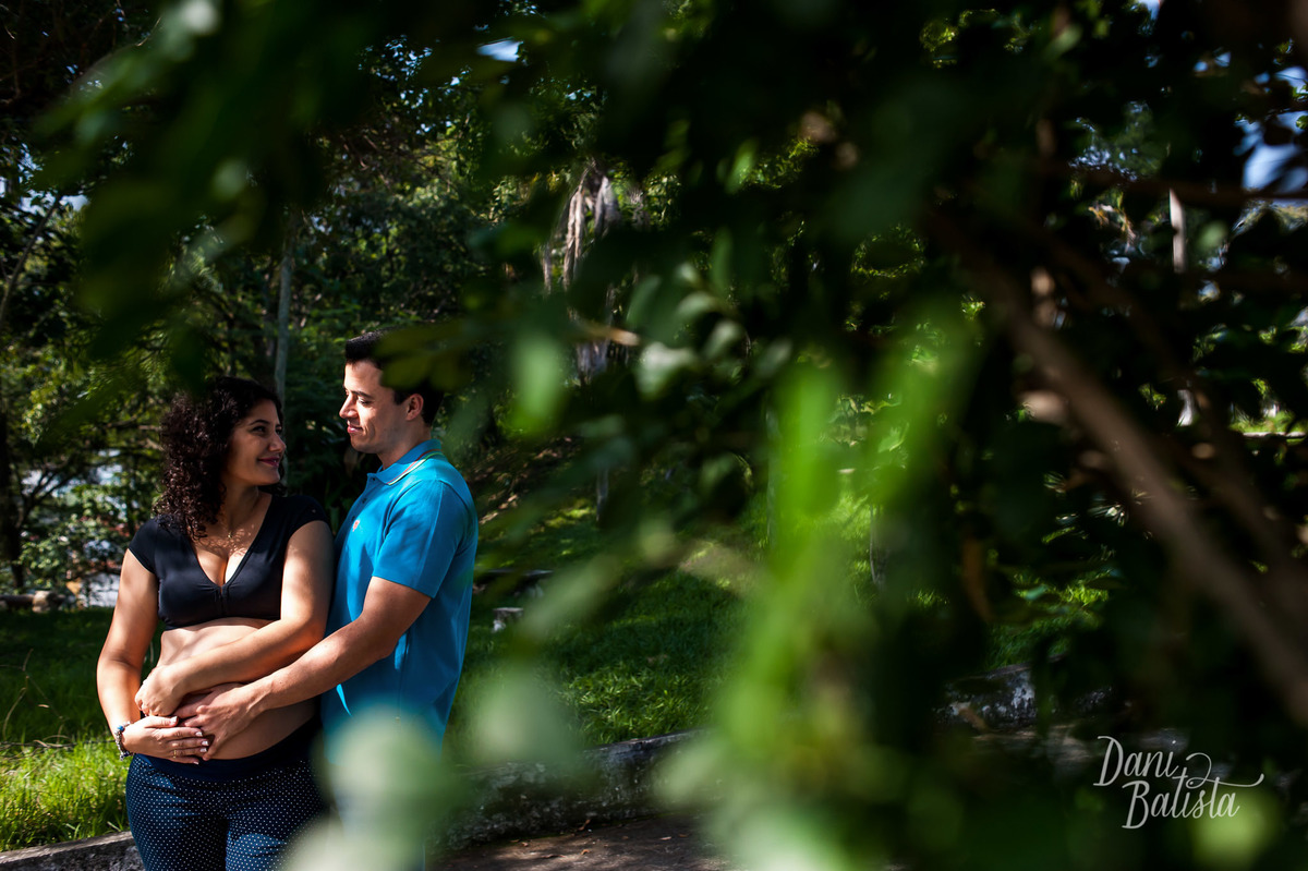 casal abraçado durante ensaio fotografico de gestante no por-do-sol em niterói
