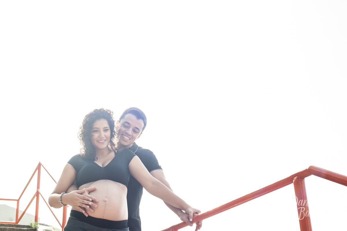 casal abraçado durante ensaio fotografico de gestante niteroi