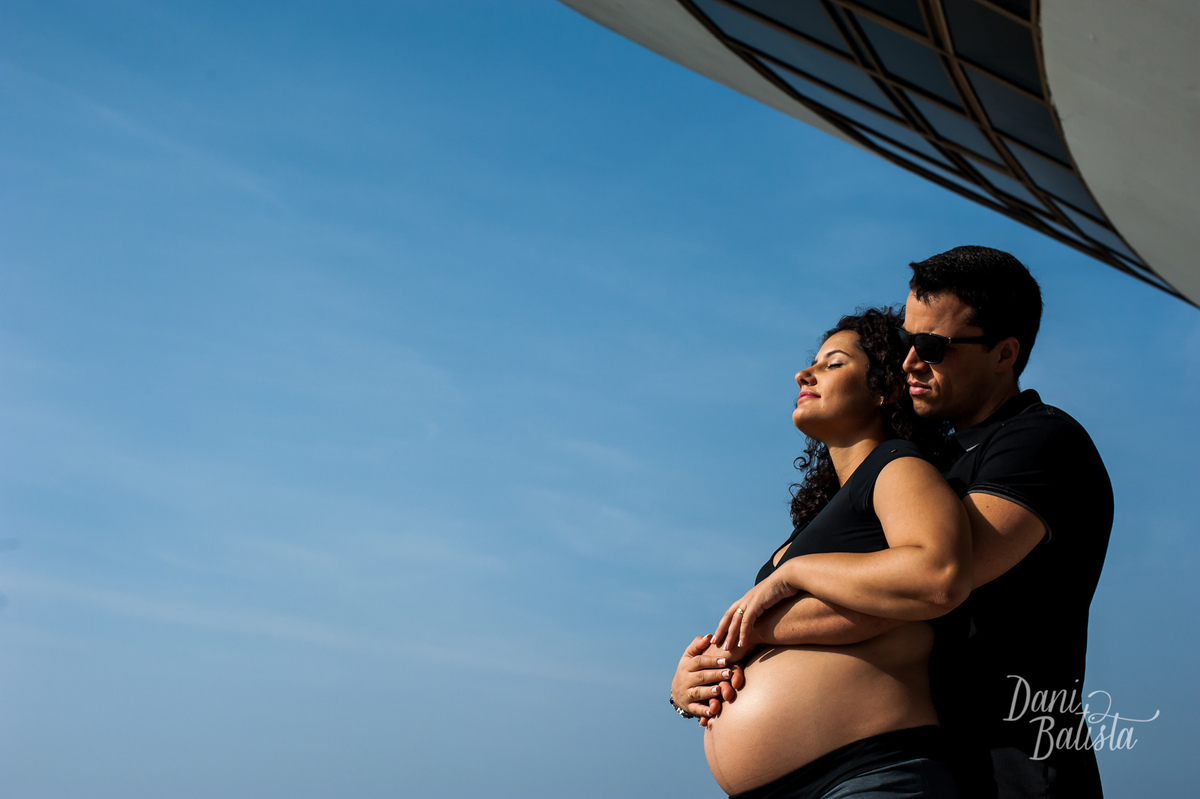 ensaio fotografico de gestante no por-do-sol no museu MAC