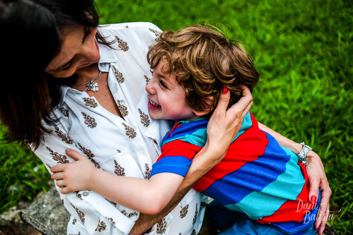 gestante e filho mais velho abraçados durante ensaio fotográfico de gestante no rio de janeiro