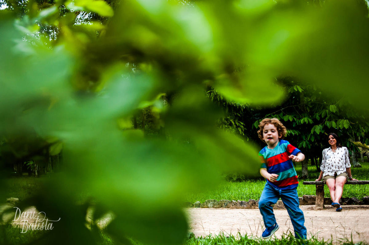 gestante e filho mais velho correndo durante ensaio fotográfico rj