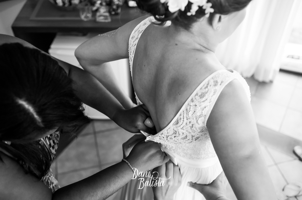 noiva colocando vestido niteroi casamento diurno