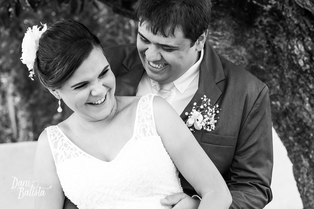 noivos felizes depois da cerimonia de casamento ao ar livre em niteroi