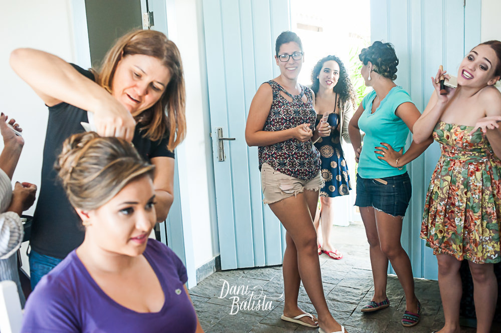 madrinhas e noiva durante making of do casamento em buzios