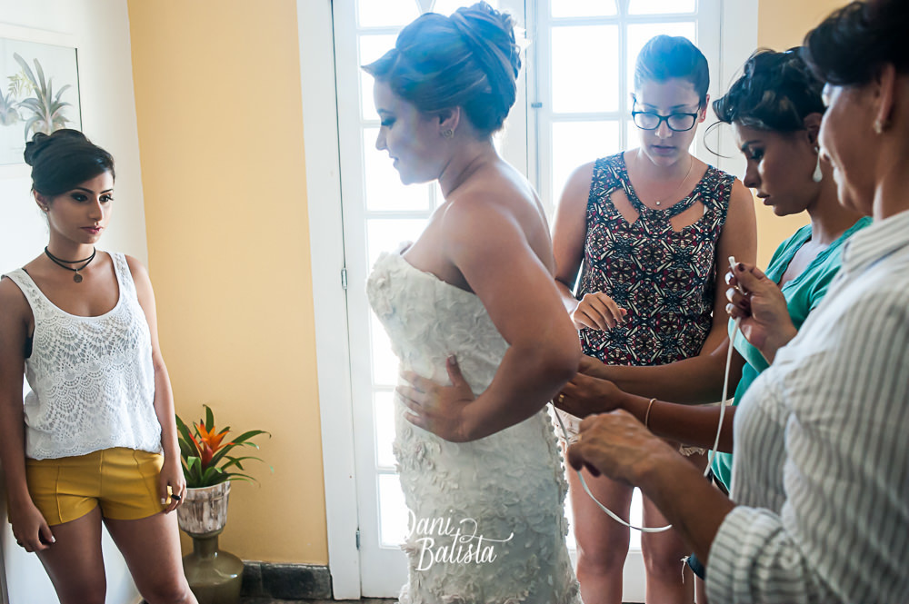 noiva com irmãs durante making of da noiva em buzios