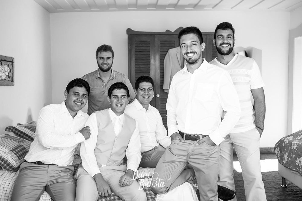 noivo e padrinhos durante making of do noivo em buzios