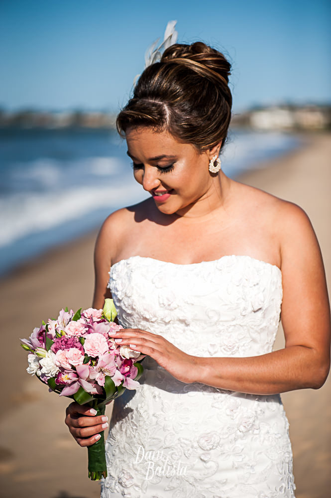 foto da noiva na praia em casamento de dia em buzios