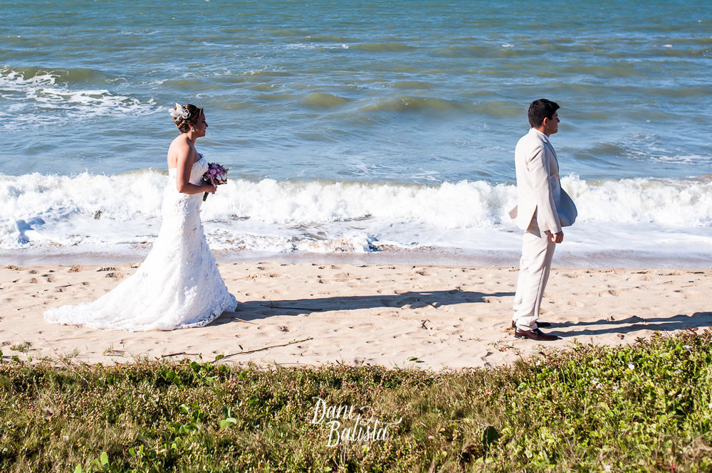 noiva caminhando em direção ao noivo no first look na praia rasa em buzios
