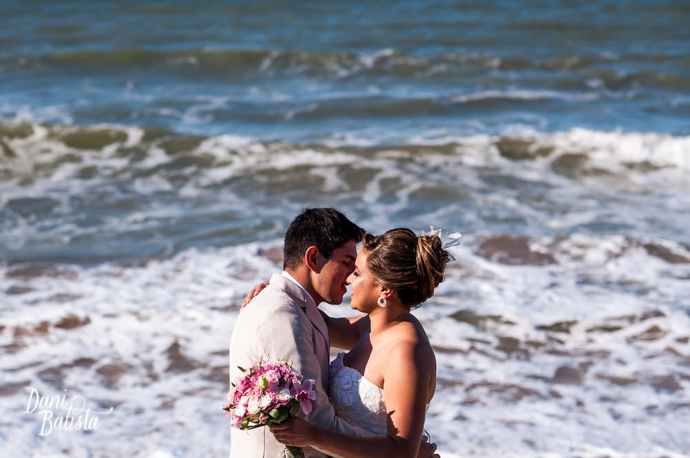 noivos abraçados no first look na praia rasa em buzios