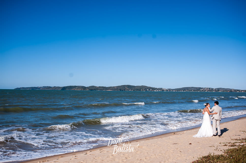 noivos caminhando na praia rasa em búzios antes da cerimônia de casamento