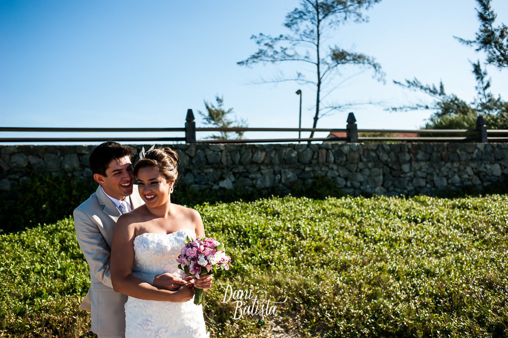 noivos felizes em búzios antes da cerimônia de casamento
