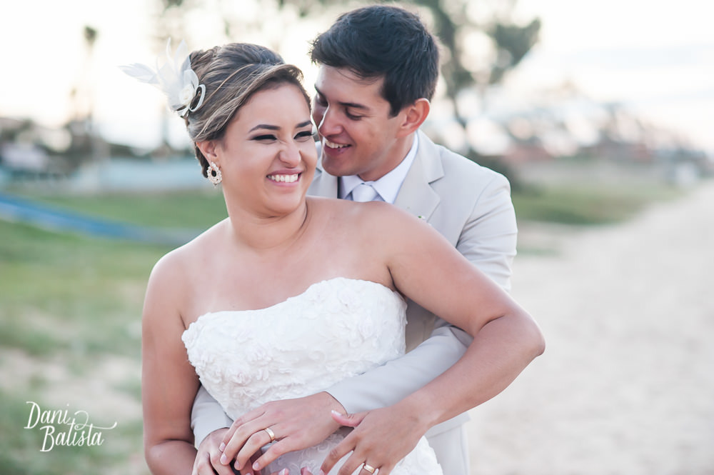 noivos abraçados na praia rasa em búzios antes da cerimônia de casamento